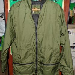 COUPE VENT AVEC CAPUCHE DE MARQUE ARTKIS , TAILLE S , 2 POCHES SUR LES COTES + 2 POCHES AVEC FERMETU