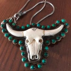 Pendentif am&eacute;rindien t&ecirc;te de buffle et pierres turquoises sur argent repouss&eacute; - chaine attenante