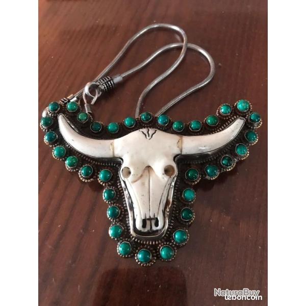 Pendentif am�rindien t�te de buffle et pierres turquoises sur argent repouss� - chaine attenante