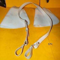 BAUDRIER BLANC AVEC UNE PAIRE DE CRISPINS DES MOTARDS DE LA GENDARMERIE NATIONALE  , BON ETAT VOIR P