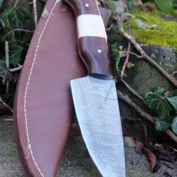 Skinner Couteau de Rando Cuisine Damas Lame 256 Couches Manche Bois/Os Fab Artisanale Etui Cuir