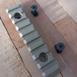 Rail picatinny 10,5cm TAN + visserie pour syst&egrave;me M LOK, T4e, CCK, airsoft...
