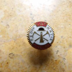 insigne  m&eacute;daille politique inscrit syndicat CGT f&eacute;d&eacute;ration Nationale des mineurs casque lampe pics