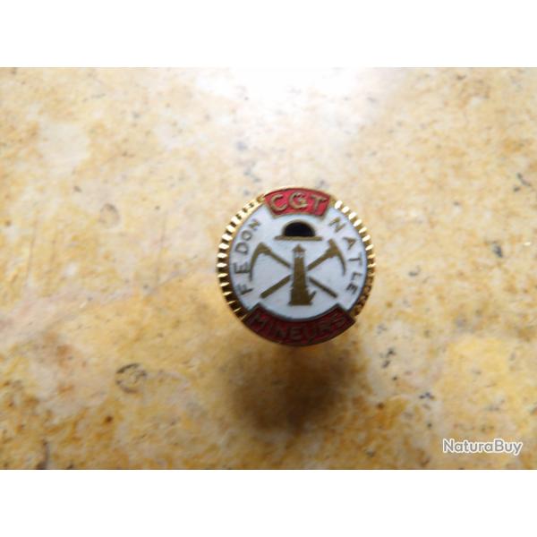 insigne  m�daille politique inscrit syndicat CGT f�d�ration Nationale des mineurs casque lampe pics