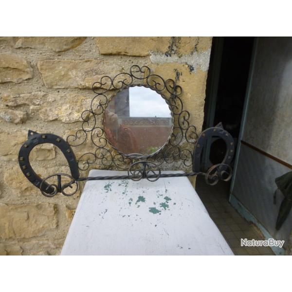 Ancien miroir fer � cheval en fer forg�