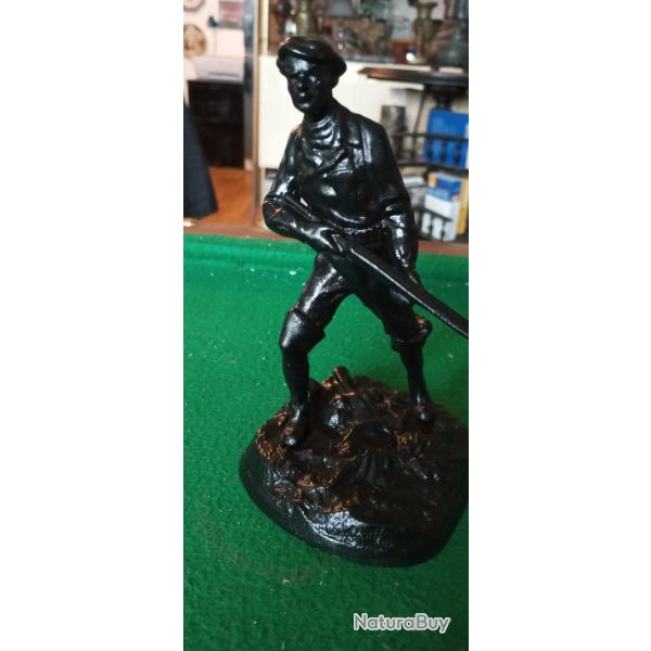 Groupe en fonte patin�e noir repr�sentant un chasseur