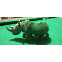 Sculpture de rhinoc&eacute;ros en verdite