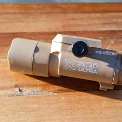 Lampe tactique TAN &agrave; fixer sur le rail Picatinny d'une arme