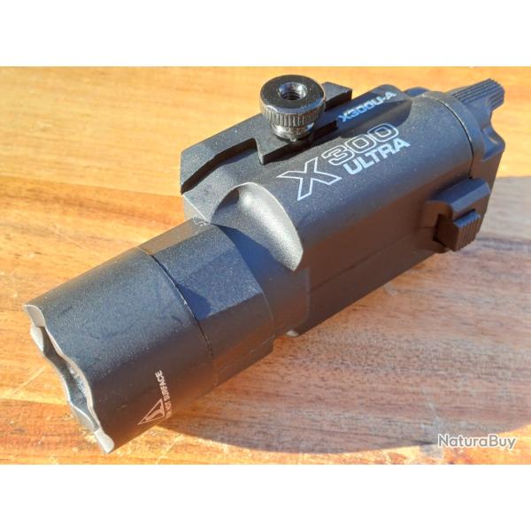 Lampe tactique noire� fixer sur le rail Picatinny d'une arme