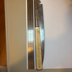 Couteau Vendetta Corse avec manche en os, dimensions 28 cm repli&eacute; et 52 cm d&eacute;pli&eacute;