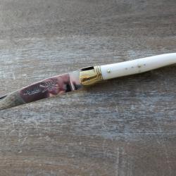 Laguiole "F&eacute;lix VERA aux 2 &eacute;p&eacute;es entrecrois&eacute;es"; ivoire. 13 cm ferm&eacute;. Beau guillochage Lame inox.