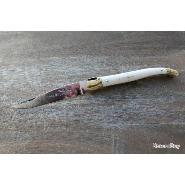 Laguiole "F�lix VERA aux 2 �p�es entrecrois�es"; ivoire. 13 cm ferm�. Beau guillochage Lame inox.