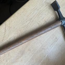 Pioche arm&eacute;e suisse