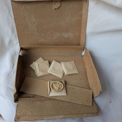 WW2 ALLEMAGNE BOITE POUR PR&Eacute;SERVATIFS MILITAIRES ALLEMAND AVEC 5 PR&Eacute;SERVATIFS DONS AUX SOLDATS