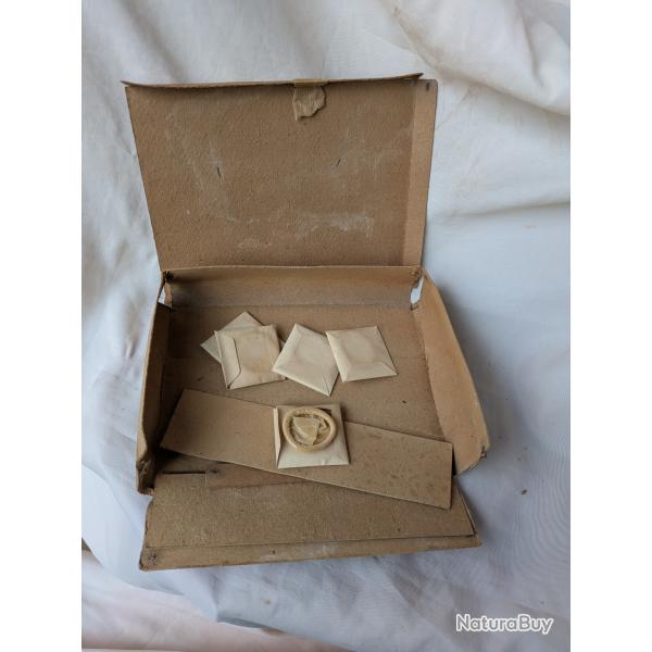 WW2 ALLEMAGNE BOITE POUR PR�SERVATIFS MILITAIRES ALLEMAND AVEC 5 PR�SERVATIFS DONS AUX SOLDATS