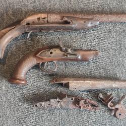 Lot de 2 restants d'anciens pistolets &agrave; silex XVIIIe et XIXe pour pi&egrave;ces ou restauration