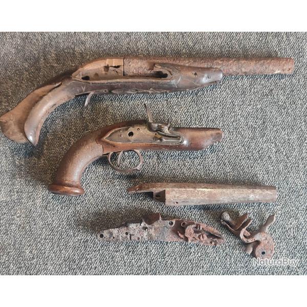 Lot de 2 restants d'anciens pistolets � silex XVIIIe et XIXe pour pi�ces ou restauration