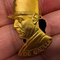 m&eacute;daille du  buste g&eacute;n&eacute;ral DE GAULLE par paul kramer neuchatel suisse dor&eacute;e   3x2,2 cm