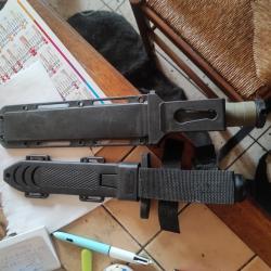 2 Couteaux professionnels de chasse et Boussole professionnelle Militaire pour rando ou chasse .