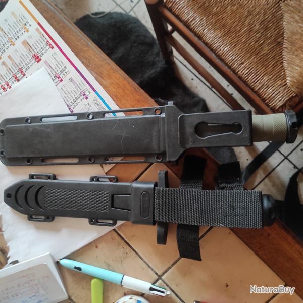 2 Couteaux professionnels de chasse et Boussole professionnelle Militaire pour rando ou chasse .