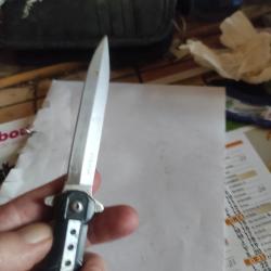 Couteau tr&egrave;s polyvalent,pour camping, randonn&eacute;e,brise glace,survie. Un tranchant coup. Tr&egrave;s robuste.