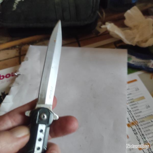 Couteau tr�s polyvalent,pour camping, randonn�e,brise glace,survie. Un tranchant coup. Tr�s robuste.