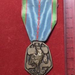 FRANCE - MEDAILLE COMMEMORATIVE GUERRE 1939 1945 mod&egrave;le patin&eacute;