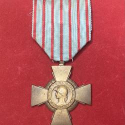 FRANCE - m&eacute;daille CROIX DU COMBATTANT bronze patin&eacute;