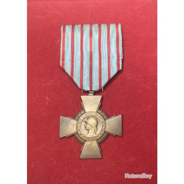 FRANCE - m�daille CROIX DU COMBATTANT bronze patin�