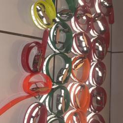 Vend colliers pour chiens avec bande r&eacute;fl&eacute;chissante plusieurs coloris rouge orange jaune violet vert
