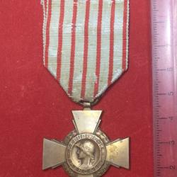FRANCE - m&eacute;daille CROIX DU COMBATTANT bronze patin&eacute; ruban l&eacute;g&egrave;rement insol&eacute;