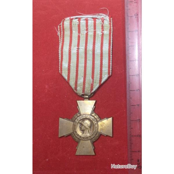 FRANCE - m�daille CROIX DU COMBATTANT bronze patin� ruban l�g�rement insol�