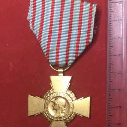 FRANCE - m&eacute;daille CROIX DU COMBATTANT  bronze brut d'aspect brillant