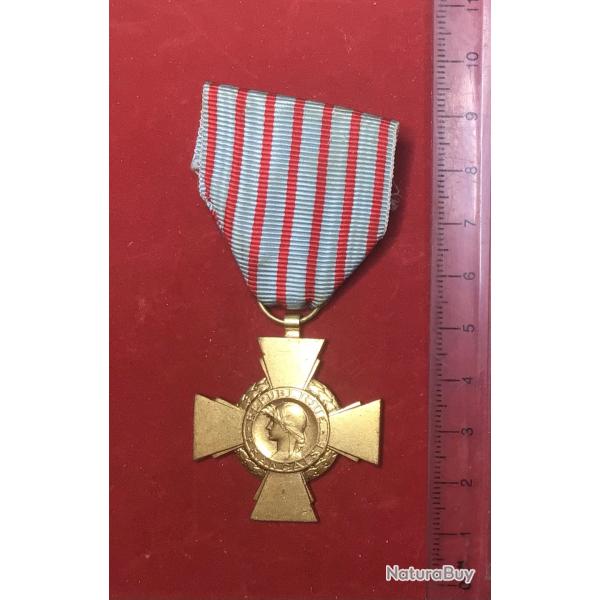 FRANCE - m�daille CROIX DU COMBATTANT  bronze brut d'aspect brillant