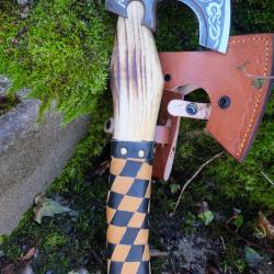 Hache de Viking Ragnar Lothbrok Lame Acier Carbone 1055 Symboles Manche Bois Etui Cuir Artisanale AA