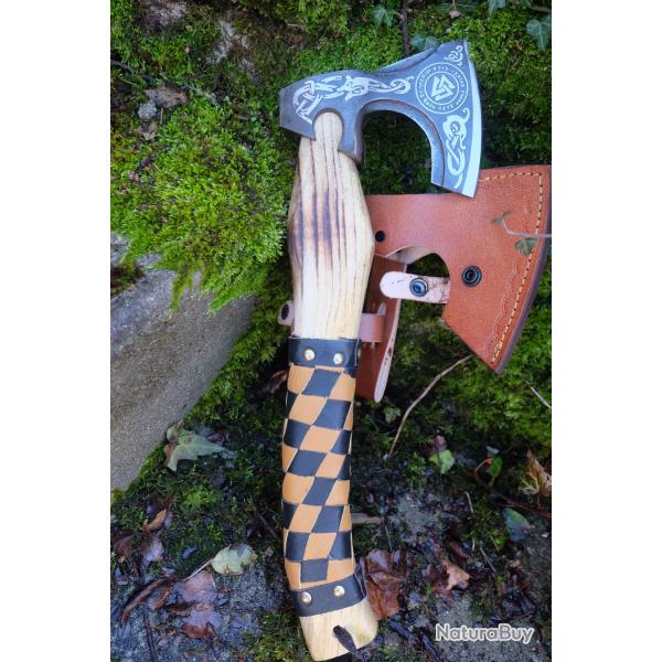 Hache de Viking Ragnar Lothbrok Lame Acier Carbone 1055 Symboles Manche Bois Etui Cuir Artisanale AA