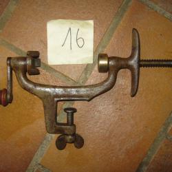 UN SERTISSEUR  CAL 16 A POUSSOIR