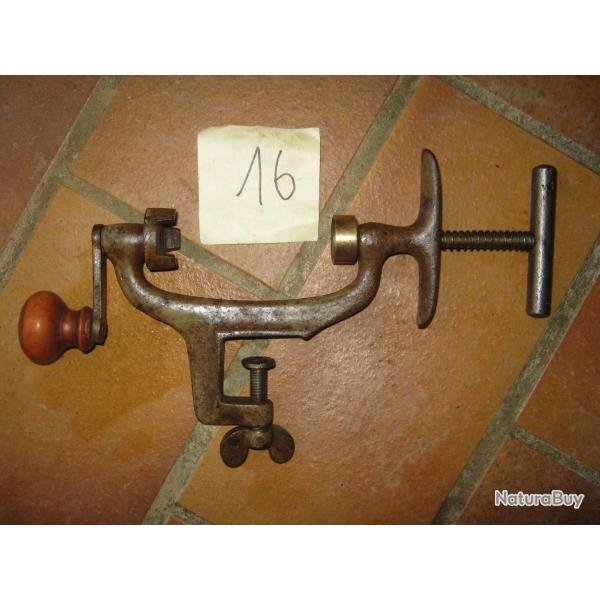 UN SERTISSEUR  CAL 16 A POUSSOIR