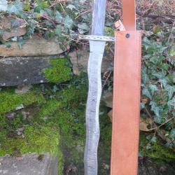 Ep&eacute;e De Barbare Lame Damas 512 Couches Forg&eacute;e Manche Bois Etui Cuir Fabrication Artisanale