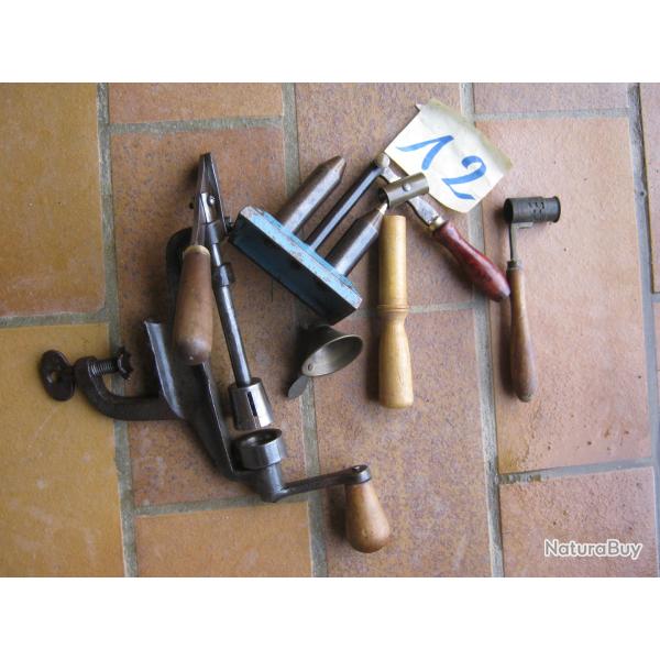 UN LOT SERTISSEUR ET ACCESSOIRES CAL 12
