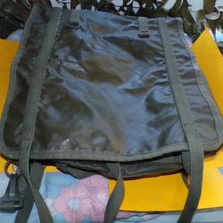 MUSETTE MILITAIRE F1 DE L'ARMEE FRANCAISE , SANGLE POUR LE PORT EN SAC A DOS  ,   ETAT OCCASION EN B