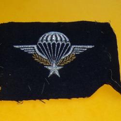 TISSU : BREVET DE PARACHUTISTE DE L'ARMEE FRANCAISE  , LONGUEUR 10 CM , BON ETAT VOIR PHOTOS . POUR
