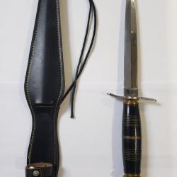 Poignard de combat b&eacute;r&ecirc;t rouge ann&eacute;e 50-60