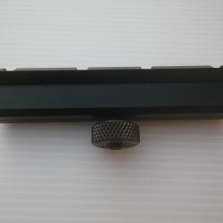 rail de montage lunette sur poign&eacute;e AR15