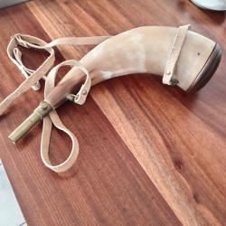 Distributeur de poudre noire en corne