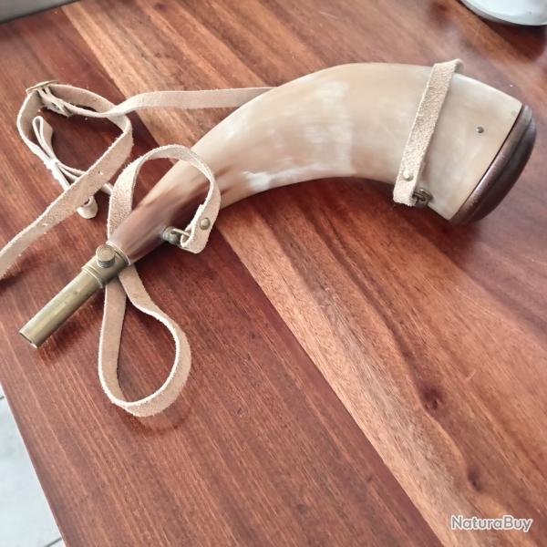 Distributeur de poudre noire en corne