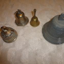 LOT DE 4 CLOCHES