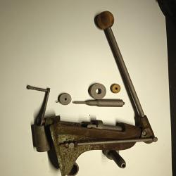 Sertisseur vertical   cal 12 a fini de restaurer