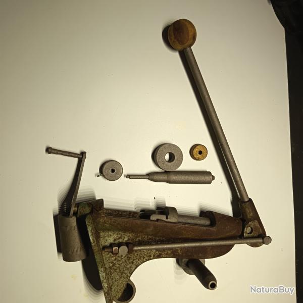 Sertisseur vertical   cal 12 a fini de restaurer