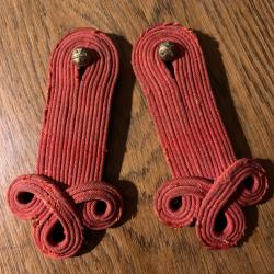 &Eacute;paulettes tr&egrave;fles rouges pour dolman d'officier d'artillerie